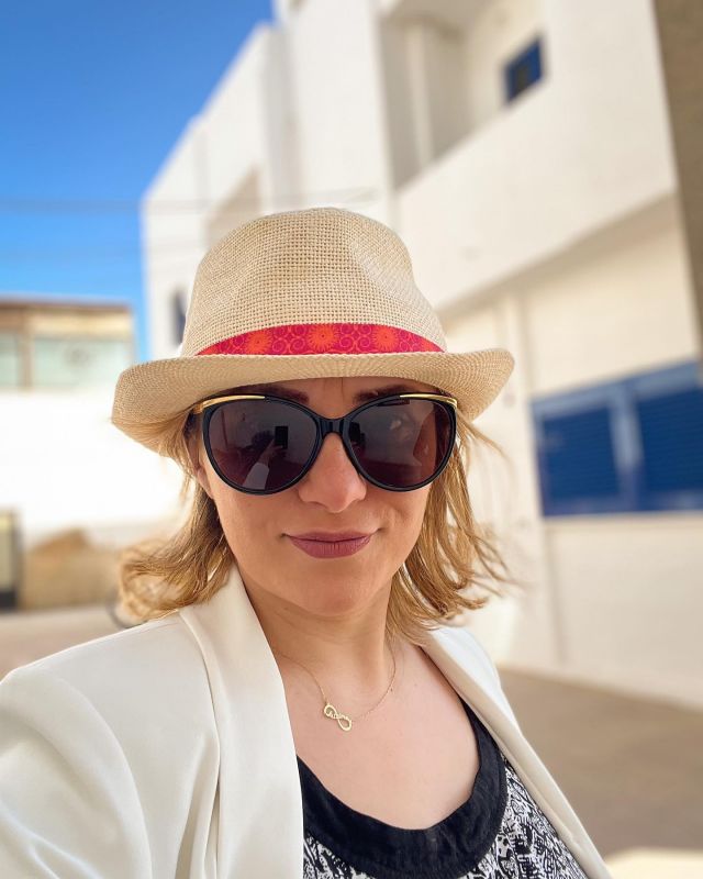 Fuerteventura czyli wyspa wiatrów. Czy naprawdę tam tak wieje?
Otóż tak! Na większości wysp wieje, ale wiatr na Fuercie jest bardzo silny i momentami nie da się nawet spacerować. Do tego pogoda zmienia się bardzo szybko, gdyż wiatr potrafi przywiać deszczowe chmury w kilka minut. Wakacje w marcu na Fuerteventura to mieszana pogoda- dużo słońca, trochę deszczu i praktycznie ciągły wiatr. 
Kto był na wyspach Kanaryjskich?
#podróż #kanary #canarias #podrozniczka #hiszpania #spain #wakacje #polskadziewczyna #polishgirl #polishwoman #polskakobieta #summer #sunglasses #travelblogger #zwiedzanie #zwiedzamy #corralejo #wyspykanaryjskie #holidays #voyage #podrozezdzieckiem #passionpassport #podróżemałeiduże
